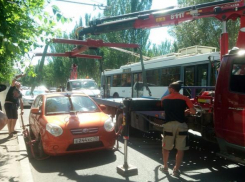 В центре Волгограда с проспекта Ленина начали эвакуировать автомобили