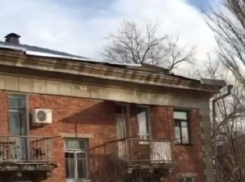 После капремонта крыша многоквартирного дома в Волгограде разваливается от сильного ветра 