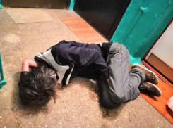 «Ребенок бегал за соседями с ножом»: жители дома в Волгограде пытаются найти управу на соседей