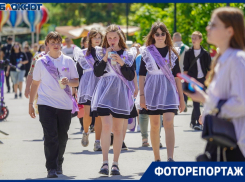 Экстремальные аттракционы и разноцветные ленты: как отмечают Последний звонок в Волгограде