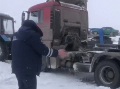 Под Волгоградом на московской трассе массово переворачиваются фуры: спасают 20 тонн хурмы