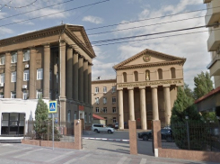 Суды Волгограда массово эвакуируют из-за угрозы взрыва