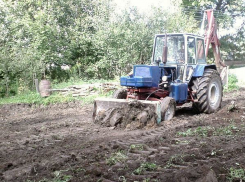 Под Волгоградом трактор врезался в туалет и травмировал мужчину