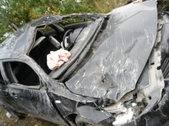 Пожилой водитель погиб в перевернувшейся Toyota Corolla под Волгоградом