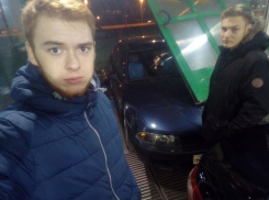 Житель Волжского снес дверь автомойки, протаранил KIA и сделал селфи