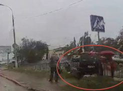 Группу пешеходов задавила «Нива» в Волгограде: шок-видео