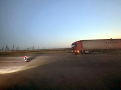 За жизнь снесенного фурой байкера борются на юге Волгограда
