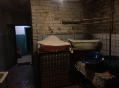 «Мы пытаемся выжить»: волгоградцы моются в одной душевой по 50 человек и ждут помощи