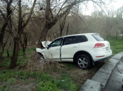  Уснувший водитель на Touareg протаранил дерево в центре Волгограда