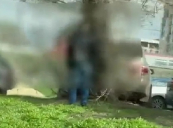 «А к паркоматам туалеты будут?»: писающий мужчина отметился на парковке у Каланчи