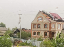 Сорвавший крышу ураган в Иловле сняли на видео
