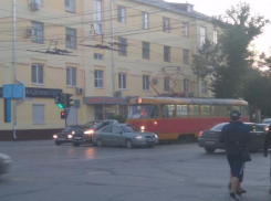 В Волгограде столкновение двух автомобилей остановило трамваи