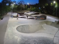 Могут закрыть на месяц: в Волжском юные вандалы разрисовали предназначенную для них же площадку