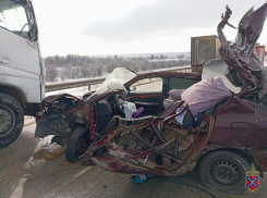 «КамАЗ» снес три легковушки на волгоградской трассе: фото смертельной мясорубки