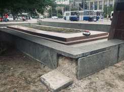 «Святое место, где люди отдавали жизни»: в Волгограде власти забросили памятник у Дома Павлова