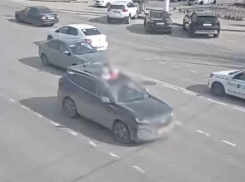 Волгоградка прокатила детей в открытом люке – видео 