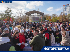 Пришли со своими банками и устроили давку: бесплатная уха вызвала фурор в центре Волгограда 