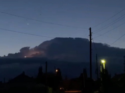 В Волгоградской области на видео запечатлели фантастическую молнию