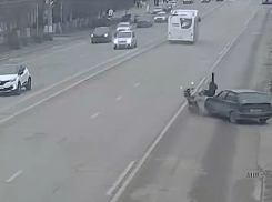Парень на велосипеде влетел в «четырнадцатую» в Волгограде: шок-момент попал на видео