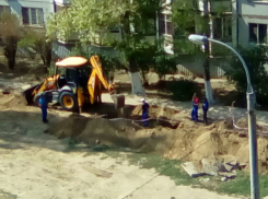 Пока волгоградцы сидят без воды, рабочие грызут семечки и курят