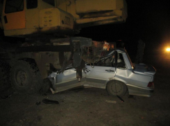 Под Волгоградом водитель на Ваз-2115 протаранил автокран и погиб