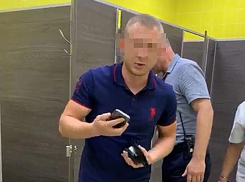 В женском туалете ТЦ «Мармелад» в Волгограде обнаружили извращенца с камерой
