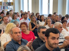 Как на концертах: главы районов Волгограда под аплодисменты рапортуют об успешной работе