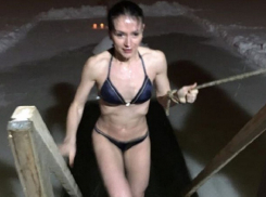 Известные волгоградцы начали смывать грехи в проруби