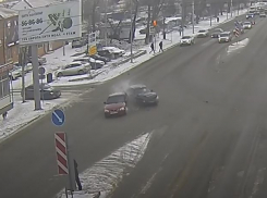 В авариях в Волгоградской области пострадали 6 человек и задержаны 13 пьяных водителей: видео ДТП