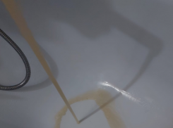 Вода пугающего цвета вторую неделю льется из кранов волгоградцев