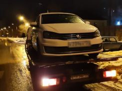 В Волгограде пьяный водитель во время погони бросил автомобиль и прикинулся пешеходом: видео
