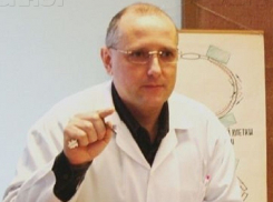 Обвиняемый в подмене органов волгоградской роженицы главный патологоанатом Вадим Колченко выходит на работу