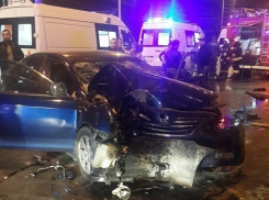 Toyota на полном ходу влетела в столб в Волгограде: 2 человека в больнице