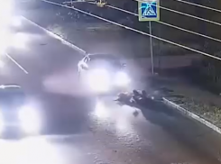 Тела отбросило на асфальт: на видео попал наезд иномарки на юных волгоградцев