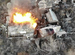 Столб дыма и языки пламени с высоты птичьего полета  сняли в Волгограде