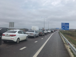 Возникшую из-за взрыва на Крымском мосту километровую пробку волгоградцы сняли на видео