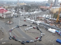 Гигантские часы из 50 авто попали на видео в Волгограде
