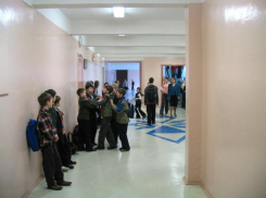 Под Волгоградом мужчина изрезал ножом учителя на глазах у детей