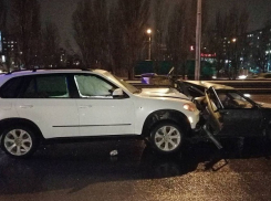 BMW въехала в салон «четырнадцатой» на Третьей Продольной Волгограда 