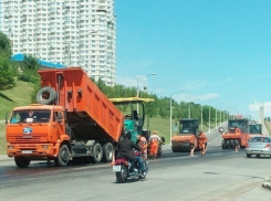 3D-оборудование помогает рабочим ровно выложить асфальт на набережной Волгограда