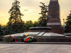 Турист подогрел воду на Вечном огне в Волгограде, чтобы избежать излучения