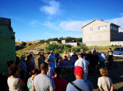 Воздух у нас фиолетового цвета: жители пригорода Волгограда вышли на массовый стихийный митинг протеста