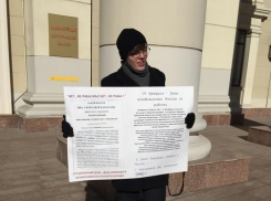 Стоящий возле здания администрации волгоградец с плакатом «Нет, не рабы мы» произвел фурор