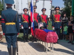 Все село под Волгоградом собралось на похороны погибшего в спецоперации ефрейтора Романа Назаренко