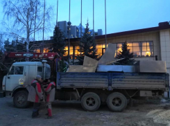 Простоявший 52 года памятник «Серп и молот» сняли и увезли в Волгограде