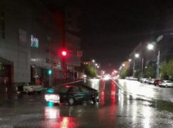 Водитель Audi  протаранил Nissan в центре Волгограда: авария попала на видео