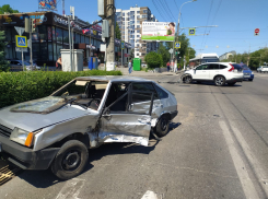 Внедорожник решил не пропускать ВАЗ: видео эффектного ДТП в центре Волгограда