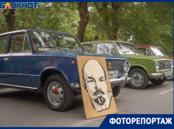 Элитные «Москвичи» и «Запорожцы» для среднего класса: выставка ретромобилей проходит в центре Волгограда