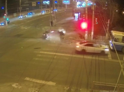 Водитель за рулем Skoda протаранил троллейбус в Волгограде: ДТП попало на видео 