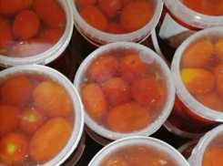 Под Волгоградом засолочная база устроила бесплатную раздачу томатов 